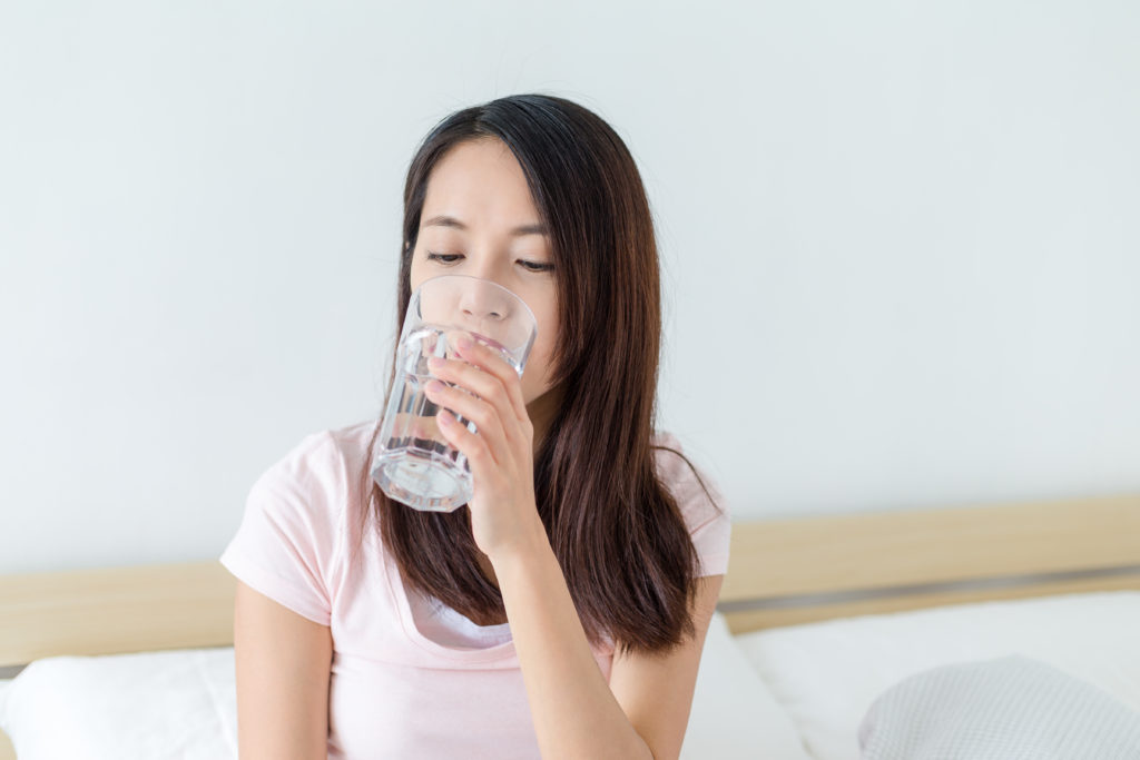 Ingerir água com frequência pode auxiliar na higiene da língua.