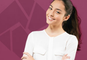 Menina sorrindo após colocar lente de contato dental