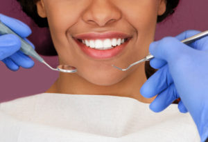 Mulher com sorriso brilhante e saudável após tratamento de ozonioterapia