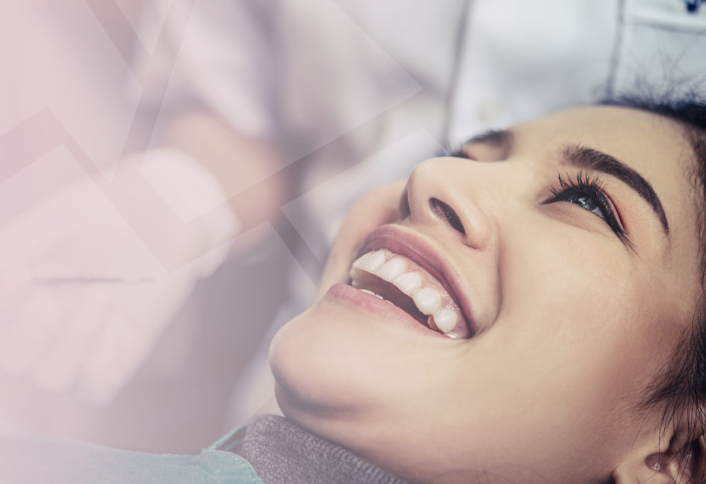 Mulher feliz com os resultados de seu clareamento dental. Conheça as vantagens do procedimento!